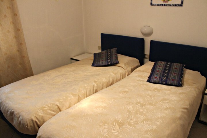 Room 6 of 42