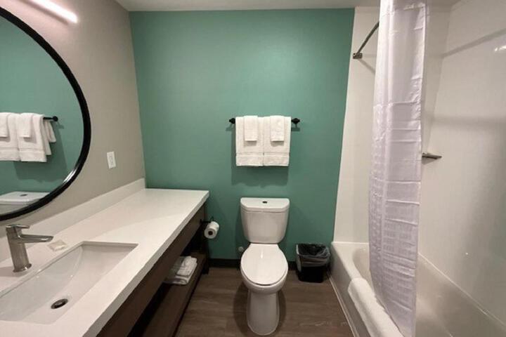 2 Queen Beds Mobility Accessible Bathtub with Grab Bars (4 of 13)
