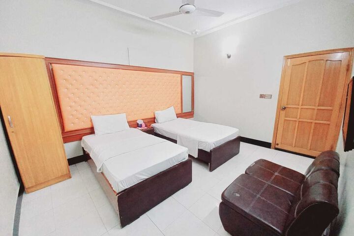 Room 6 of 14