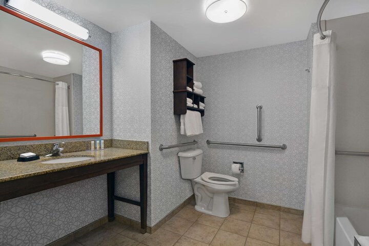 1 King Shower Only with Refrigerator, Microwave (8 of 18)