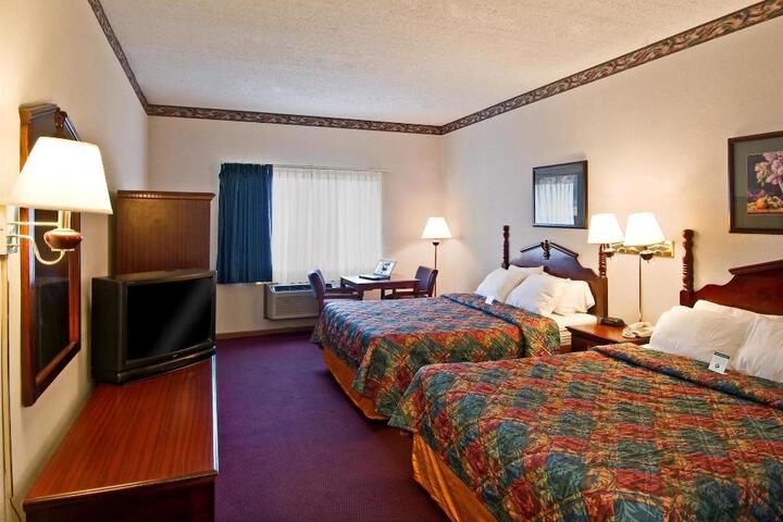 2 Queen Beds (5 of 6)