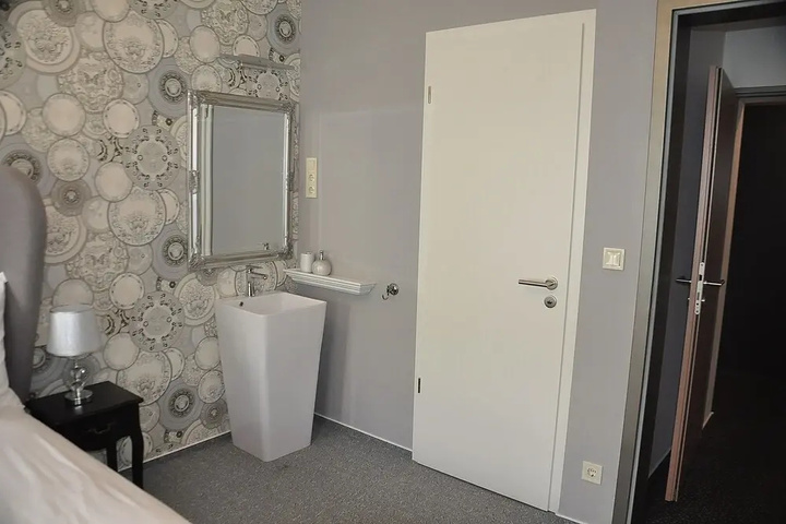 Room 6 of 10