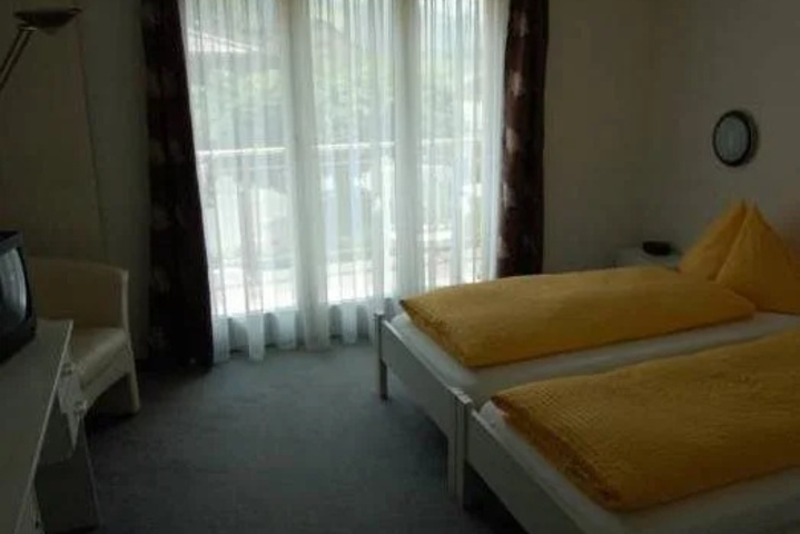 Room 6 of 13