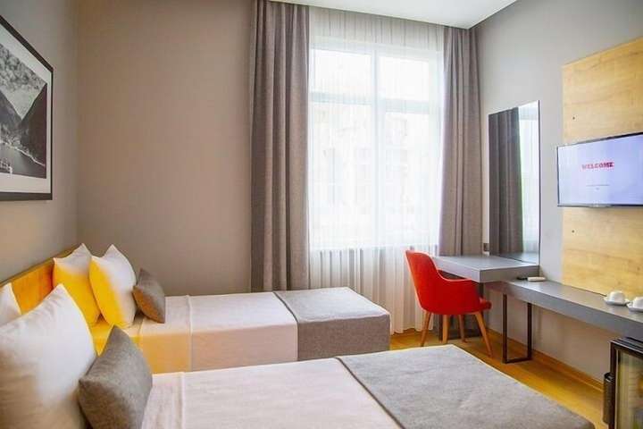 Room 11 of 28