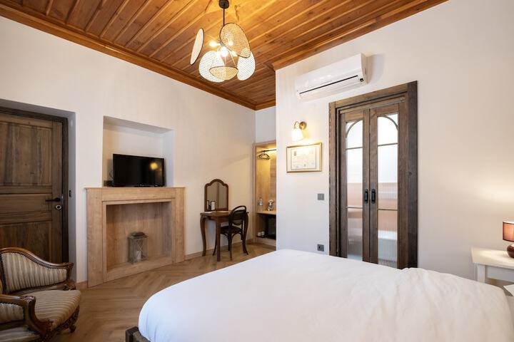 Room 16 of 80