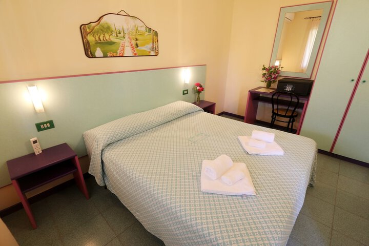 Room 8 of 32