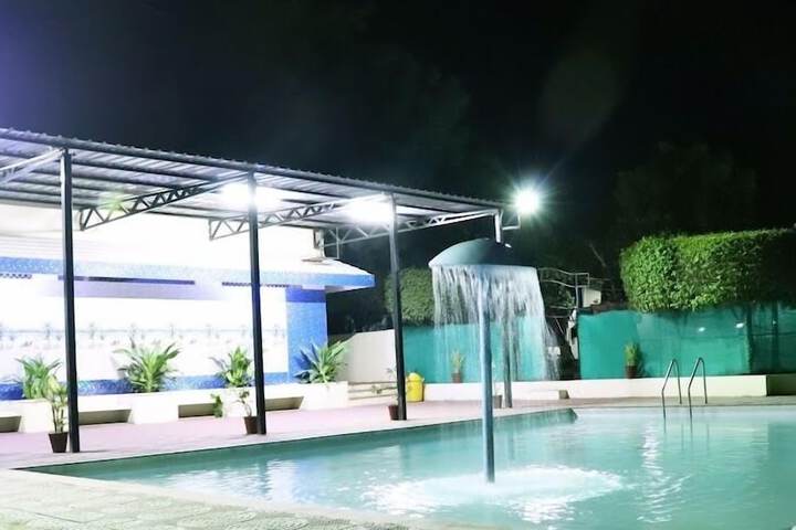Pool 32 of 49
