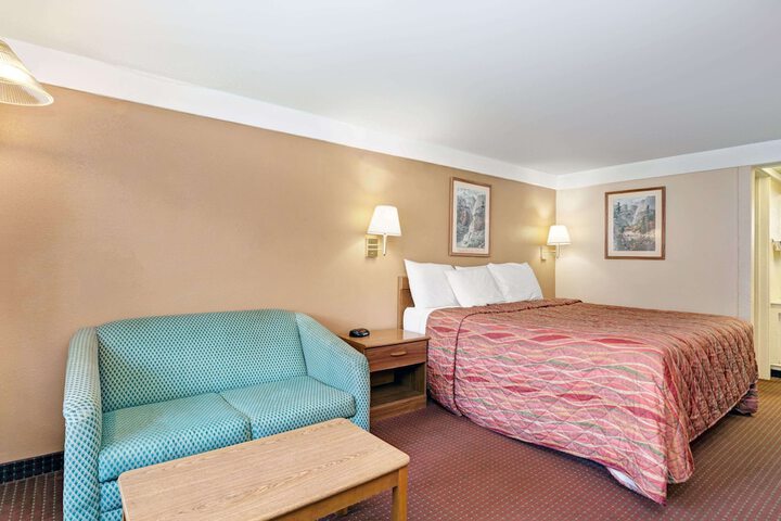 1 King Bed | (3 of 7)