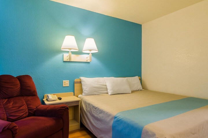 Room 7 of 32