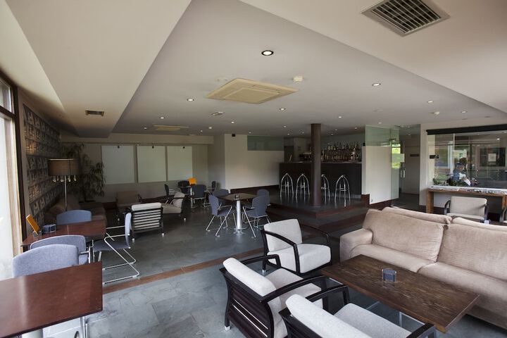 Lounge 42 of 48