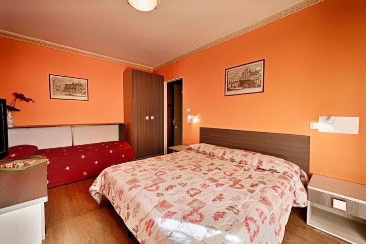 Room 9 of 31