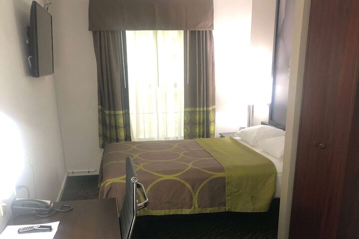 1 Queen Bed Cruise Room (7 of 12)