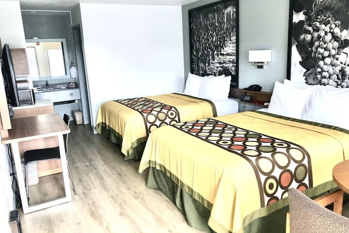 1 Queen Bed (42 of 49)