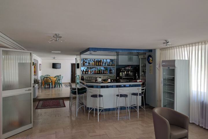 Lounge 18 of 20