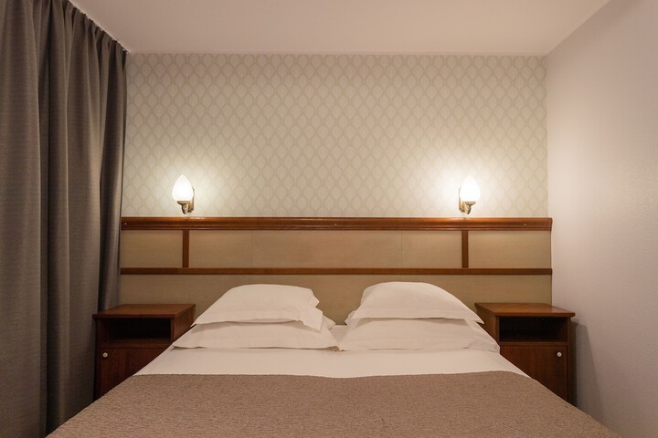 Room 10 of 68