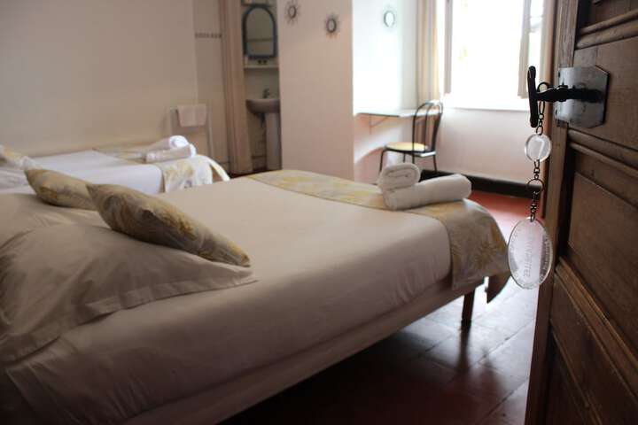 Room 7 of 33