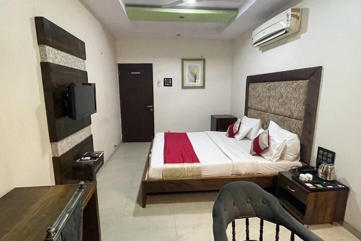 Room 12 of 38