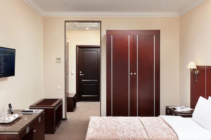 Room 28 of 69