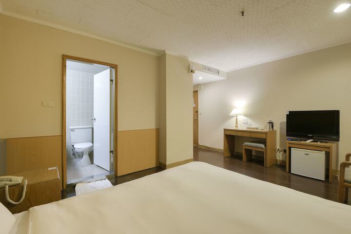 Room 28 of 49
