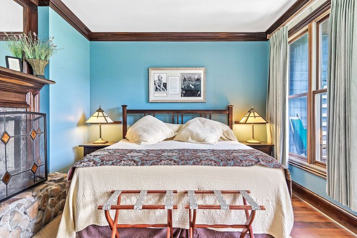 Snug Hug Queen Suite with Fireplace (27 of 131)
