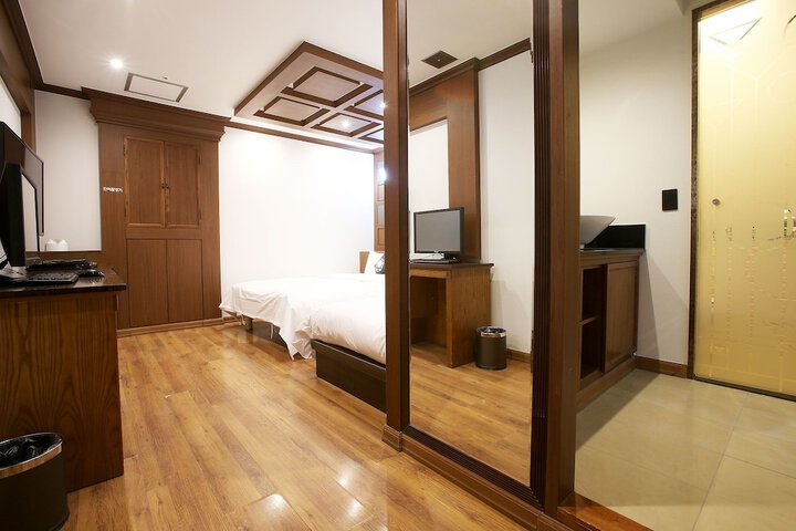 Room 18 of 60