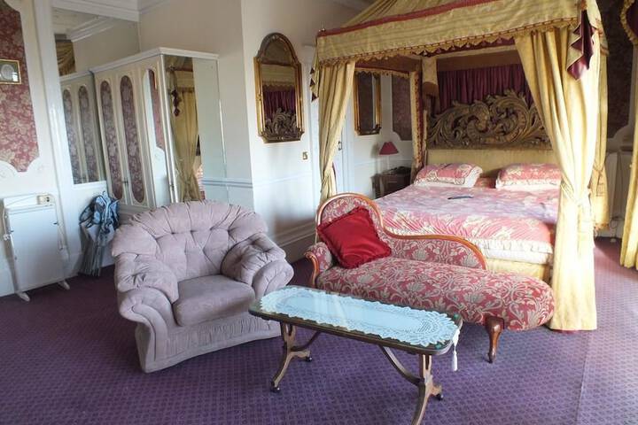 Room 4 of 25