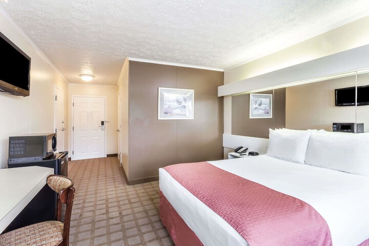 1 Queen Bed (7 of 10)