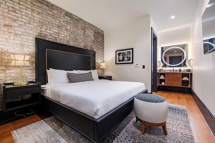 Room 4 of 341