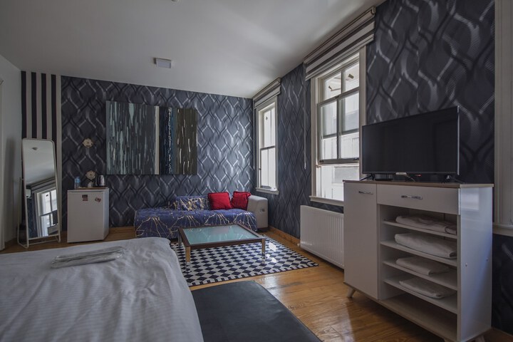 Room 7 of 99