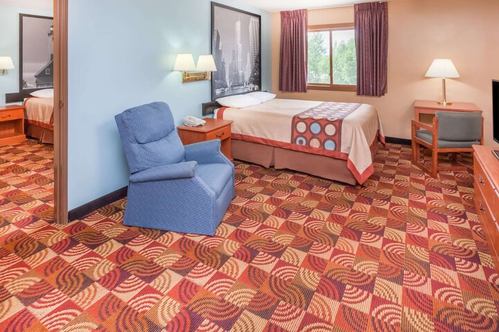 1 Queen Bed (4 of 15)