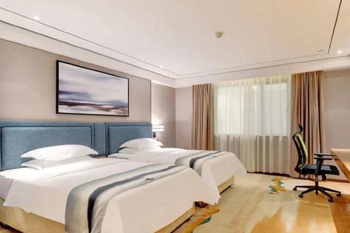 Room 6 of 12