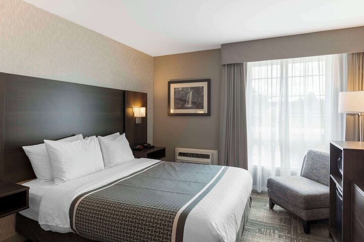 1 Queen Bed (2 of 20)