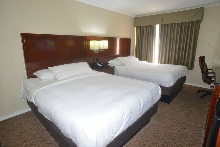 Standard Double Room 2 Queen Beds (13 of 18)