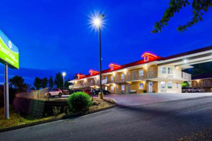 Country Hearth Inn & Suites
