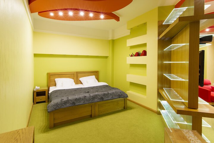 Room 10 of 68