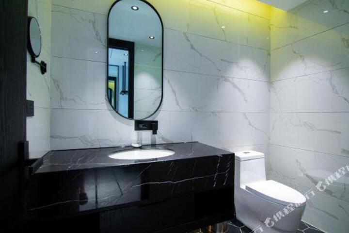 Kelly · N & M Hotel (Guilin North High-speed Railway Station)