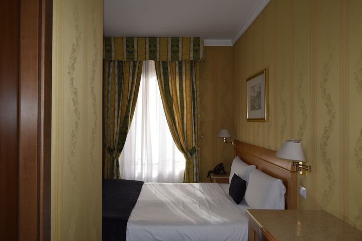 Room 10 of 30