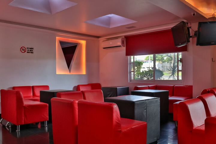 Lounge 28 of 55
