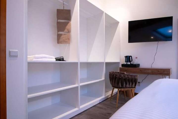Room 13 of 33