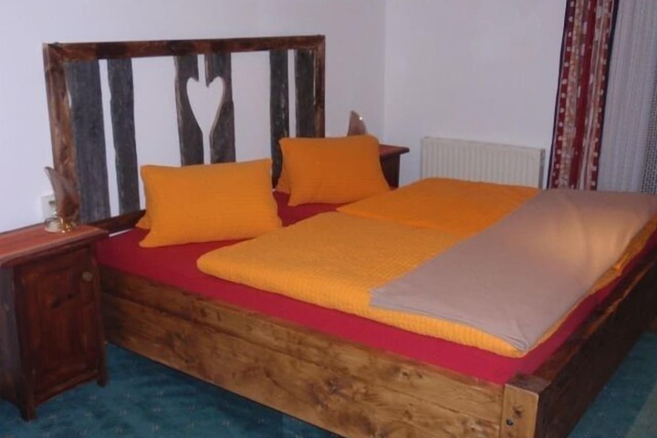 Room 7 of 28
