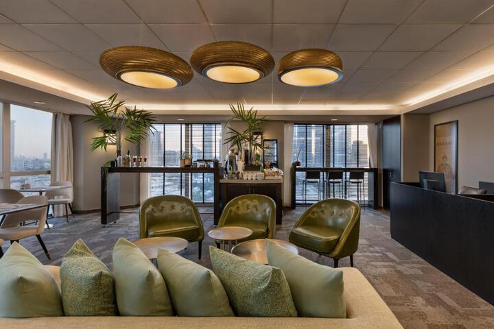 Lounge 4 of 23