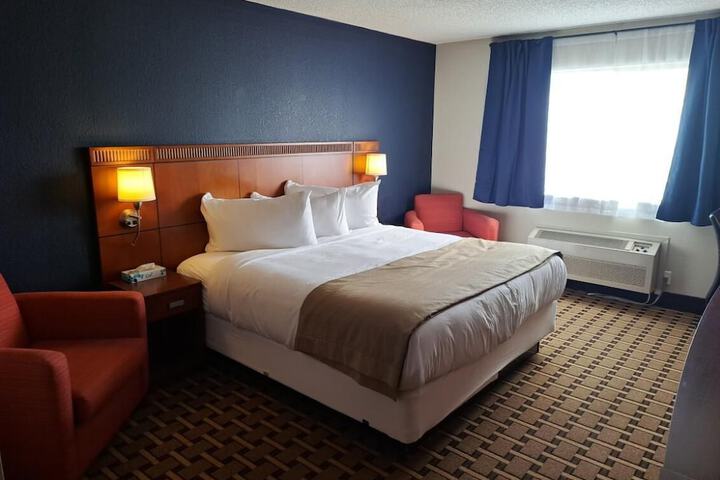 1 King Bed (2 of 13)