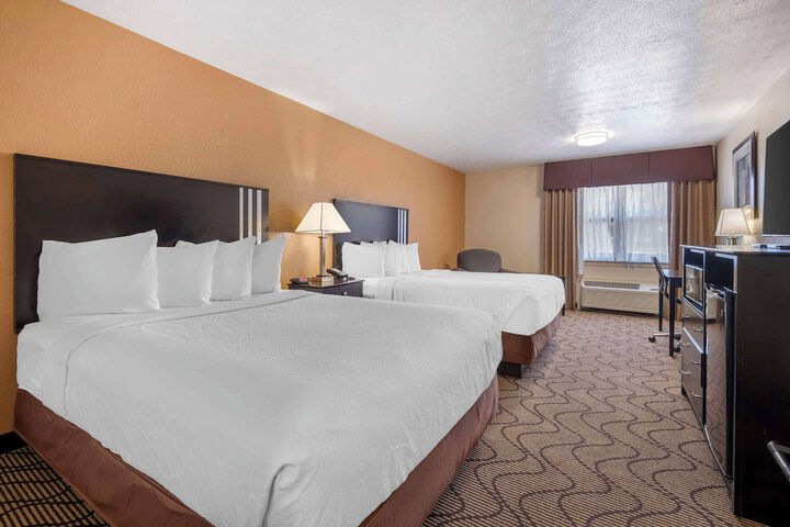 2 Queen Beds High Speed Internet Accessible Microwave and Refrigerator Desk Coffee Make (8 of 10)