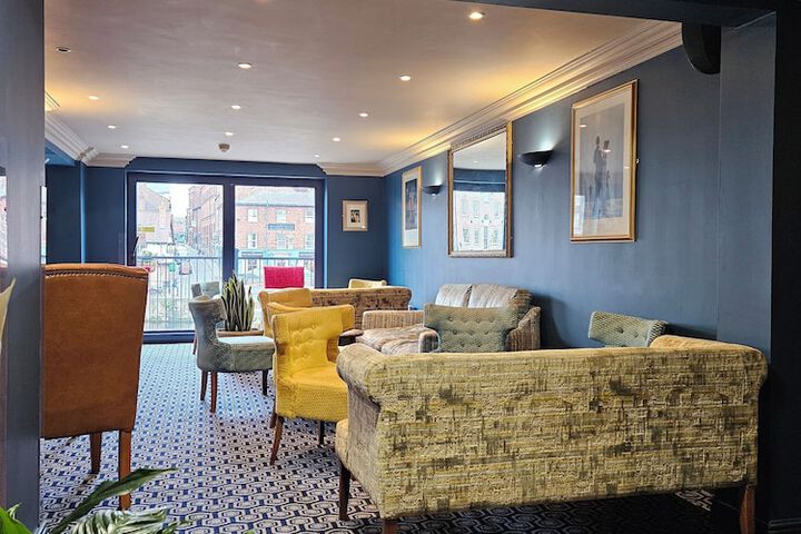 Lounge 198 of 216