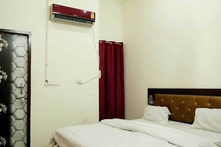 Room 13 of 16
