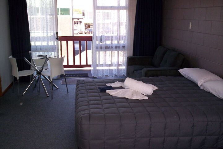 Room 6 of 27