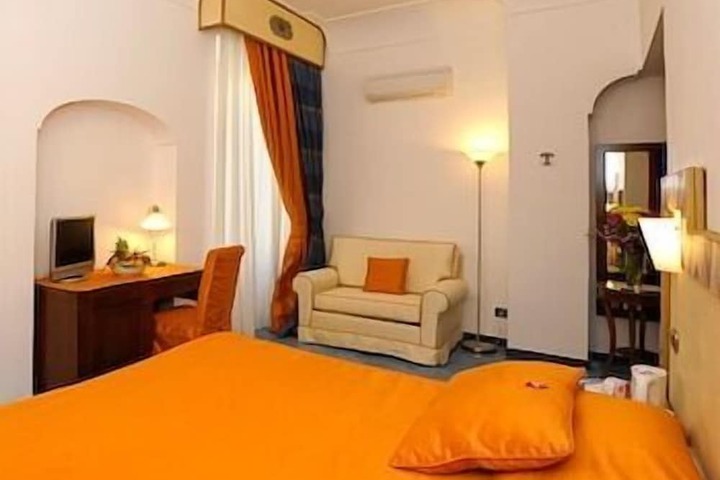 Room 4 of 16