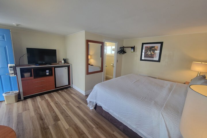 1 King Bed (5 of 7)