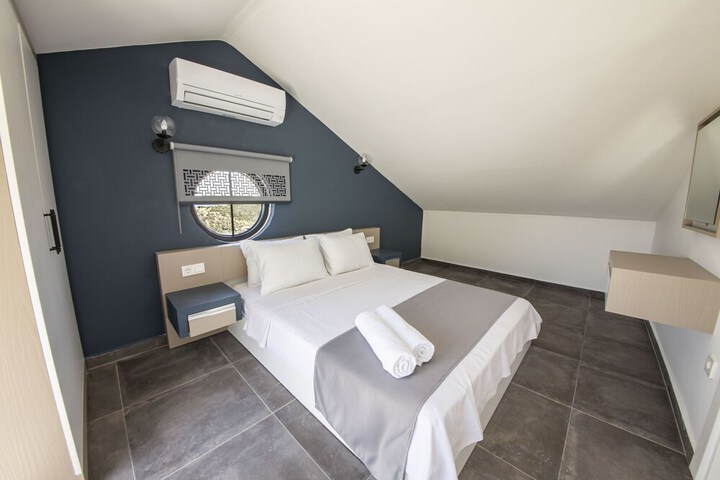 Room 14 of 36