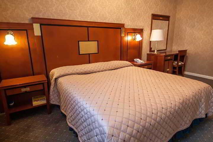 Room 8 of 10